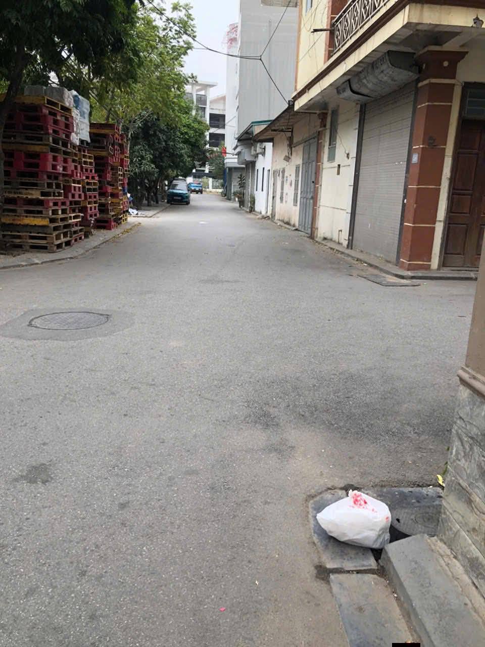 Đông Hội Đông Anh.Nhà 3 tầng mới xây. Đường xe tải  _ Nhà đẹp mới xây dân xây chắc chắn. Hàng xóm Vin Cổ Loa